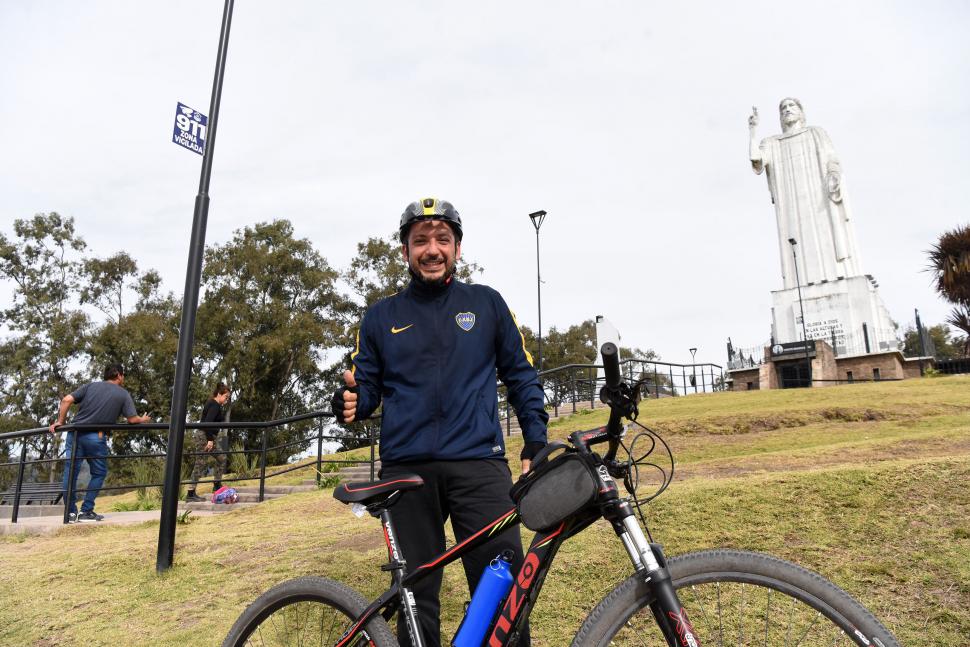 BIKER. Emilio Flores sube dos veces al mes a San Javier en bicicleta.  