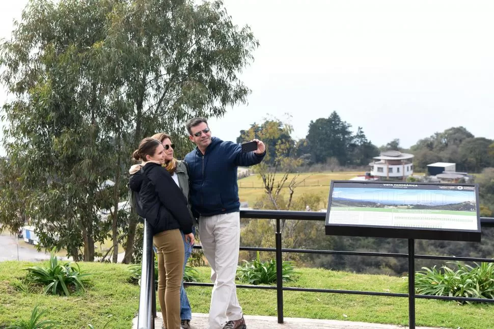 PANORÁMICA. Junto a su hija Sofía, Cecilia Mantelo y Carlos Jiménez.  