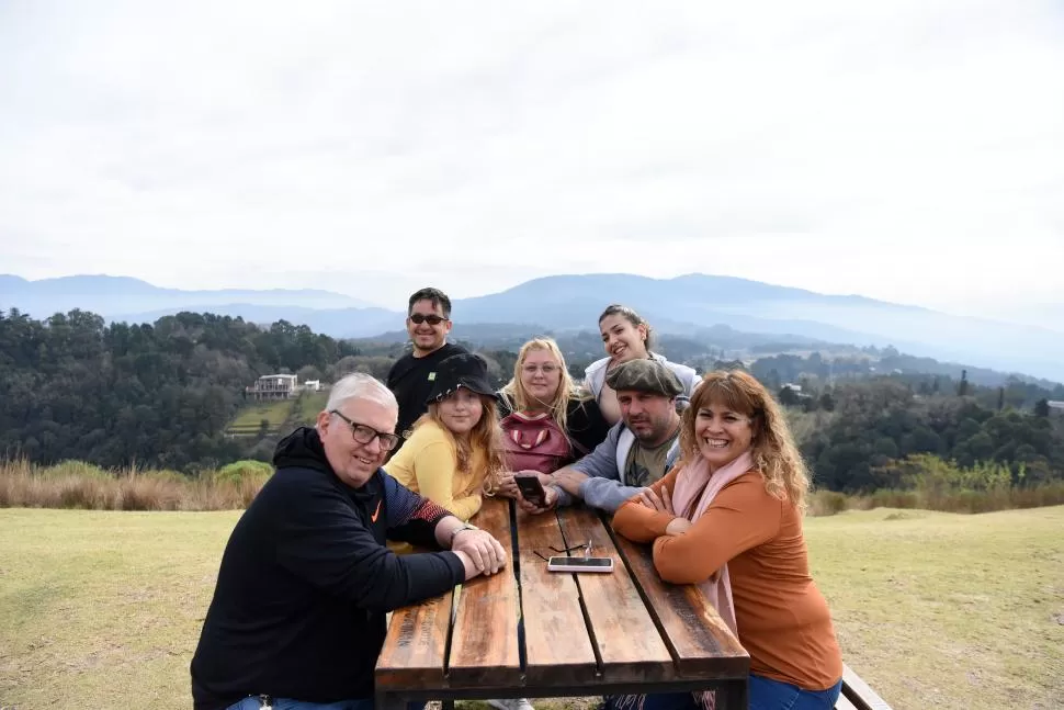 AMIGOS. El grupo destacó que los precios en Tucumán son más bajos.  