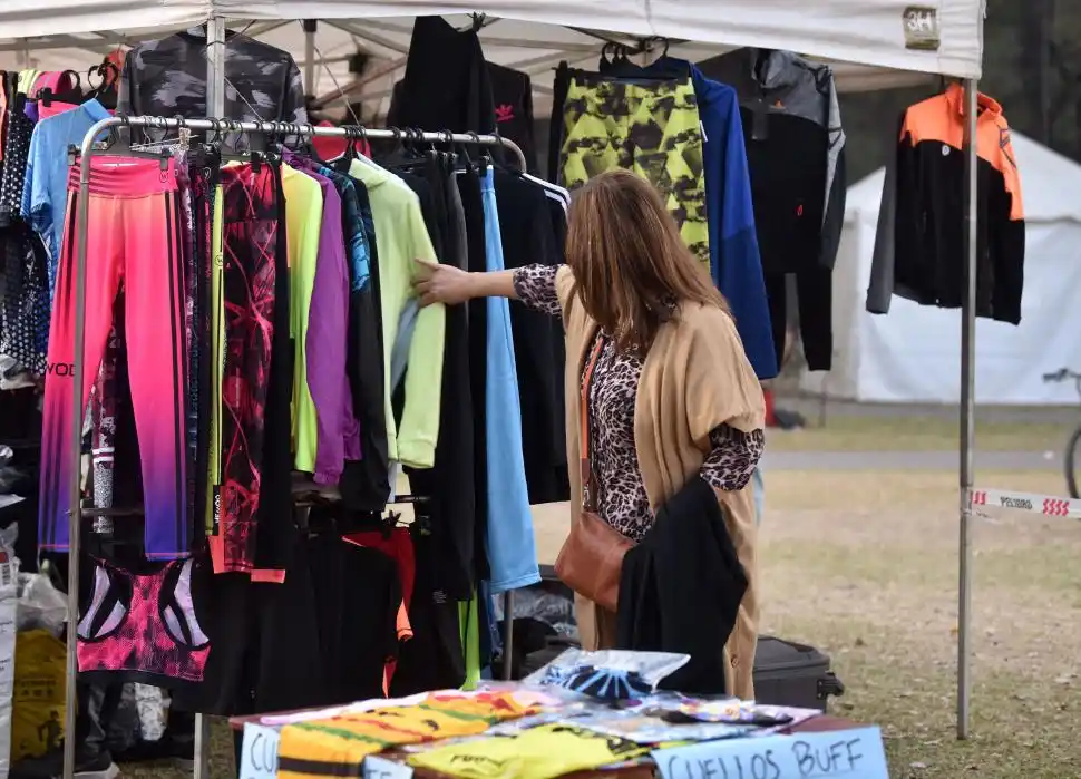  DIVERSIÓN. Los puestos de ropa deportiva fueron los más visitados. 