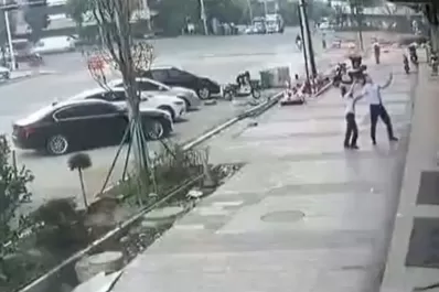 Video: un hombre atajó el aire a una nena que cayó del quinto piso