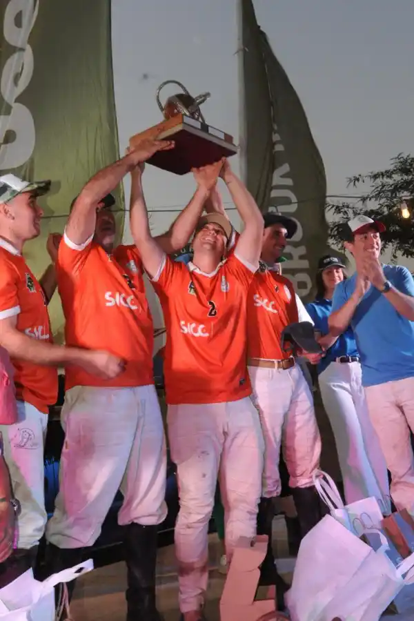 EQUIPAZO. Lautaro Pérez, Marcelo Pérez (ambos de Salta), Facundo Corrales (Tucumán) y Jonathan Médici (Chivilcoy) festejan juntos con la Copa de Oro en Las Cañas. la gaceta / foto de antonio ferroni 