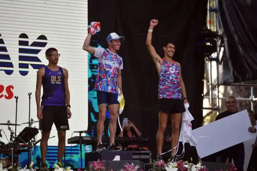 LARGARON. A las 11, los atletas de los 42K emprendieron la carrera. El microcentro, el parque 9 de Julio, la Casa Histórica y Yerba Buena fueron recorridos.