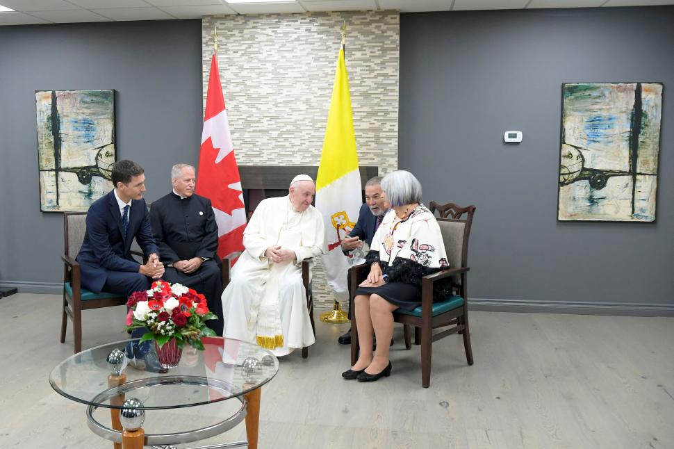 OFICIAL. El primer ministro y la gobernadora recibieron al Papa en Alberta. fotos reuters