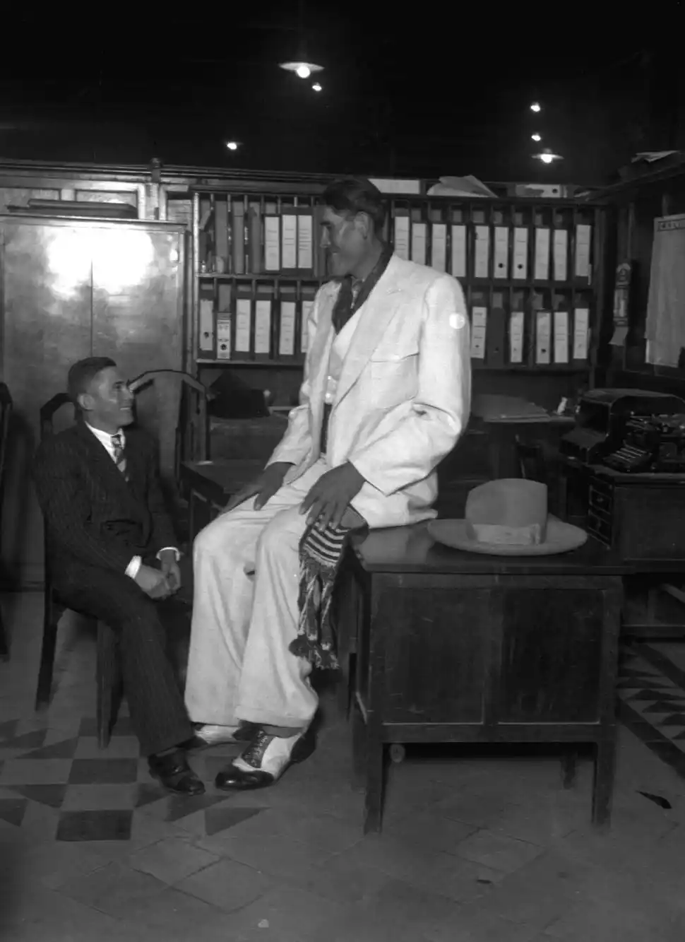 LA GACETA. Camacho en amena charla con uno de nuestros cronistas de entonces. Hablaba quechua y poco castellano. 