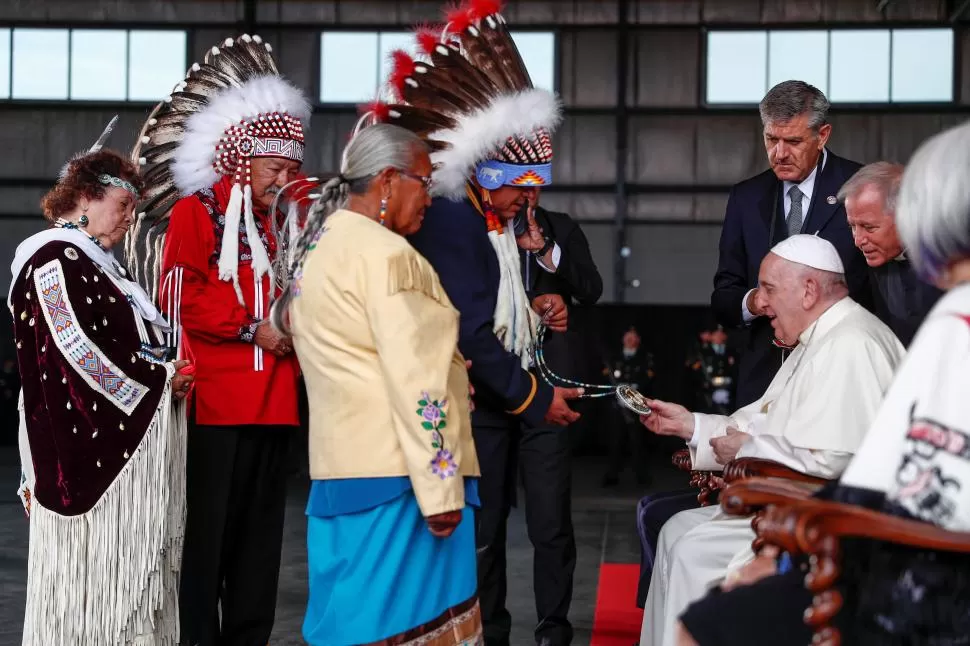 INTERCAMBIO. Francisco recibió la bienvenida de varios líderes de pueblos originarios del territorio que hoy es Canadá, antes de iniciar su visita.   