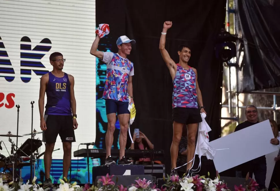 LARGARON. A las 11, los atletas de los 42K emprendieron la carrera. El microcentro, el parque 9 de Julio, la Casa Histórica y Yerba Buena fueron recorridos.