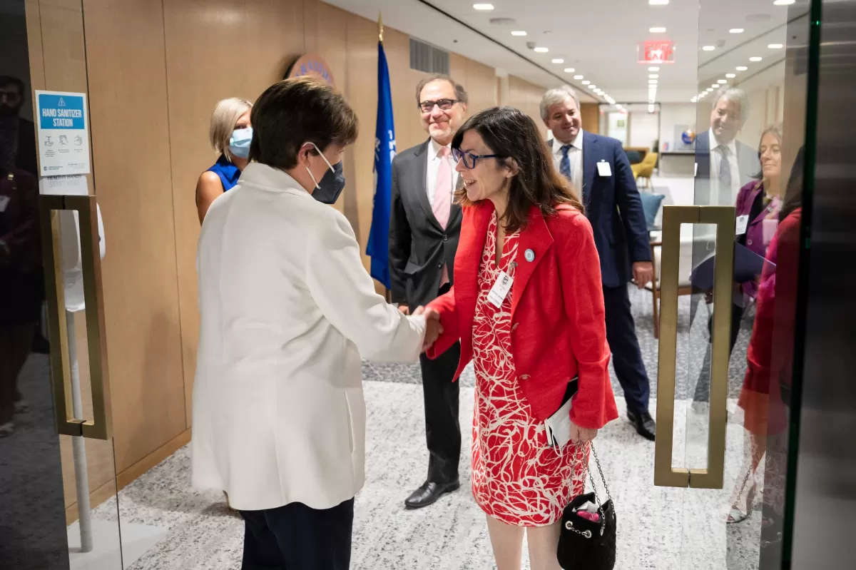 MISIÓN OFICIAL EN WASHINGTON. Silvina Batakis saluda a Kristalina Georgieva, directora del FMI. Foto de Twitter @KristalinaGeorgieva