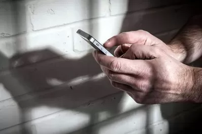 Piden que se retiren los celulares a los presos