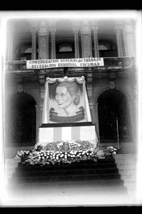 COMO UN ALTAR. Esta imagen se mantuvo durante varios días en las escalinatas de la Casa de Gobierno.