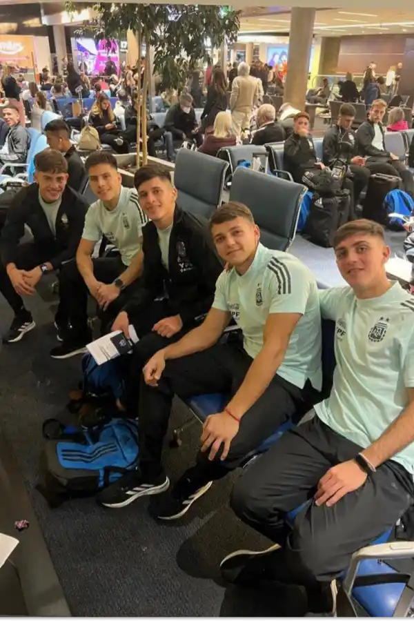 La foto completa de parte del plantel en el aeropuerto.