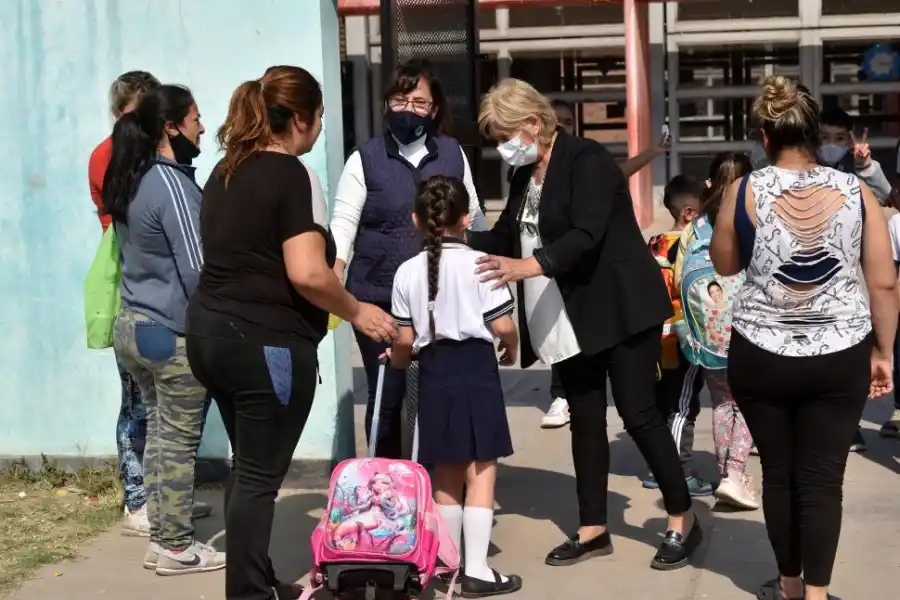 ENTRADA. En el ingreso a la escuela, la maestra de tercer grado controló la temperatura de los alumnos mientras los recibía con alegría. 
