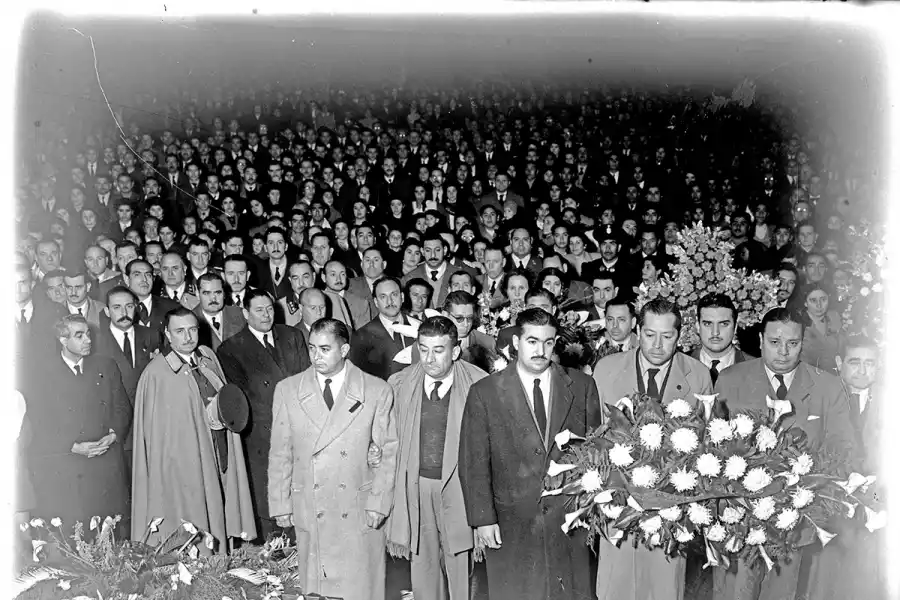 ACTO OFICIAL. El gobernador Luis Cruz (segundo desde la derecha en la primera fila) porta la corona floral.