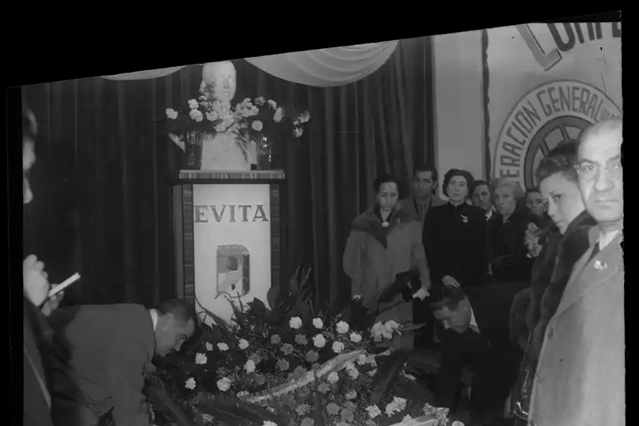 DE LOS TRABAJADORES. Otra perspectiva del mismo busto de Evita, erigido en la sede de la Regional local de la CGT.