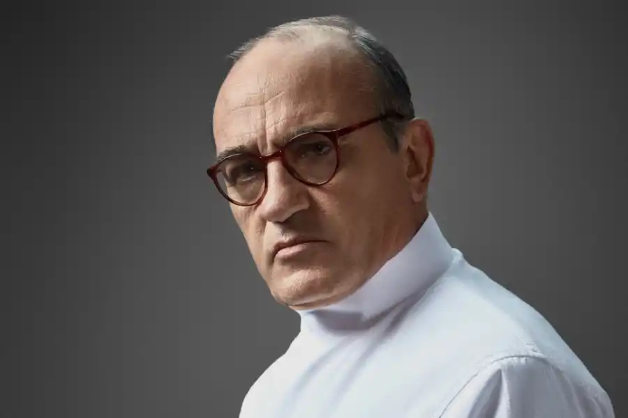  Dr. Pedro Ara, interpretado por Francesc Orella