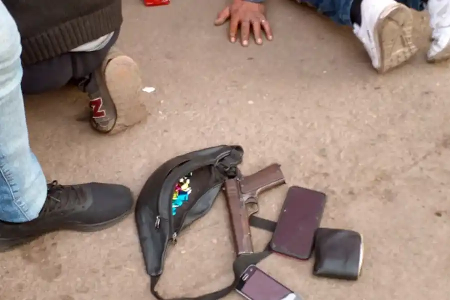 EL ARMA en la mochila de uno de los detenidos. 