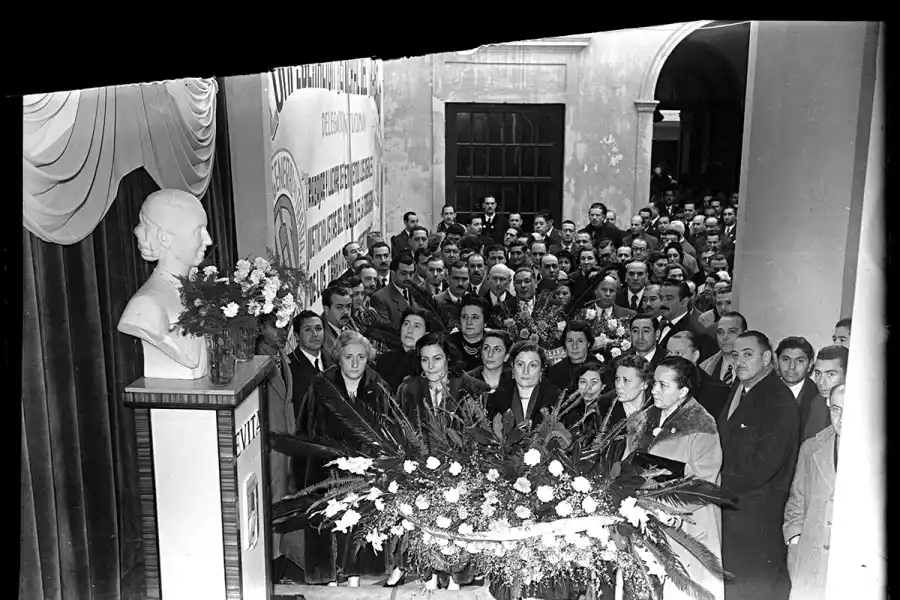 HOMENAJE DE LAS MUJERES. Los bustos de Eva Perón se multiplicaron. Casi todas esas imágenes se destruyeron en 1955.