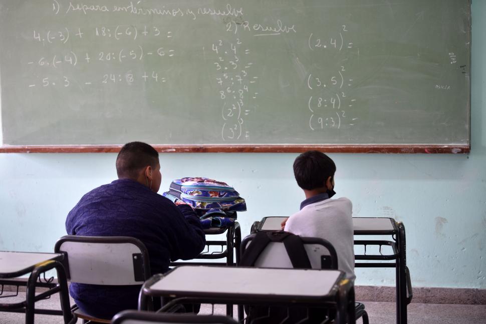 EN CLASE. Dos niños se sientan en primera fila durante el primer día de clases, en el que ya empezaron con las clases de Matemáticas.