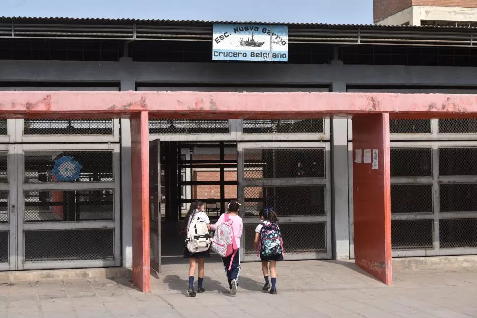 PRIMERAS EN LLEGAR. Cuando apenas había sólo una maestra presente, las tres niñas llegaron a la escuela con apuro por retomar las clases.
