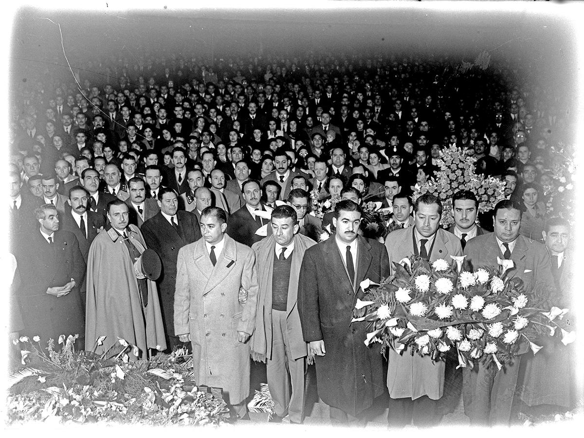 ACTO OFICIAL. El gobernador Luis Cruz (segundo desde la derecha en la primera fila) porta la corona floral.