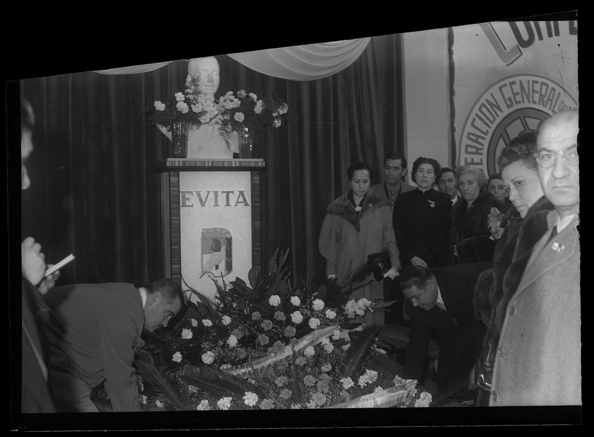 DE LOS TRABAJADORES. Otra perspectiva del mismo busto de Evita, erigido en la sede de la Regional local de la CGT.