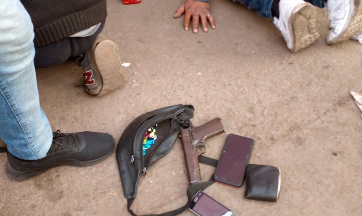 EL ARMA en la mochila de uno de los detenidos. 