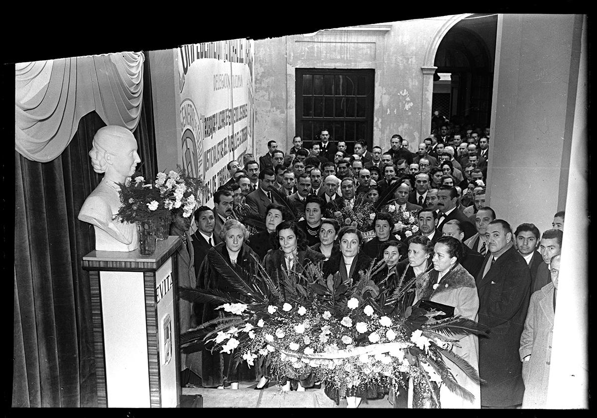 HOMENAJE DE LAS MUJERES. Los bustos de Eva Perón se multiplicaron. Casi todas esas imágenes se destruyeron en 1955.
