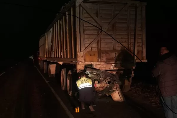 Un muerto tras colisionar un auto contra un camión en la ruta 38