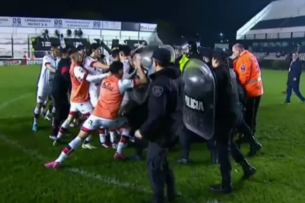 Escandalosa victoria de Barracas: cuatro jugadores de Patronato terminaron detenidos