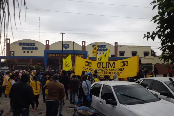 Tensión frente a un super: piqueteros exigen alimentos para comedores en Concepción