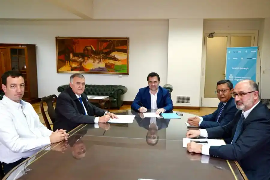 EN BUENOS AIRES. El gobernador Osvaldo Jaldo encabezó las gestiones ante el secretario de Energía, Darío Martínez. Foto de Prensa Gobernación
