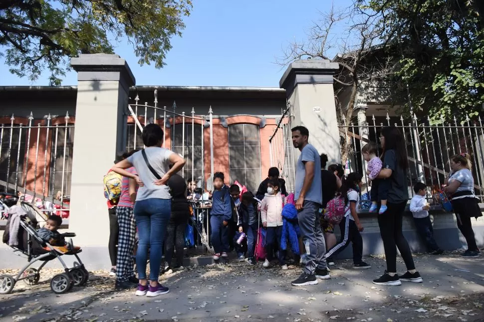 A LA SALIDA. Los padres esperan afuera de la escuela para recibir a la multitud de niños en el horario de salida.  