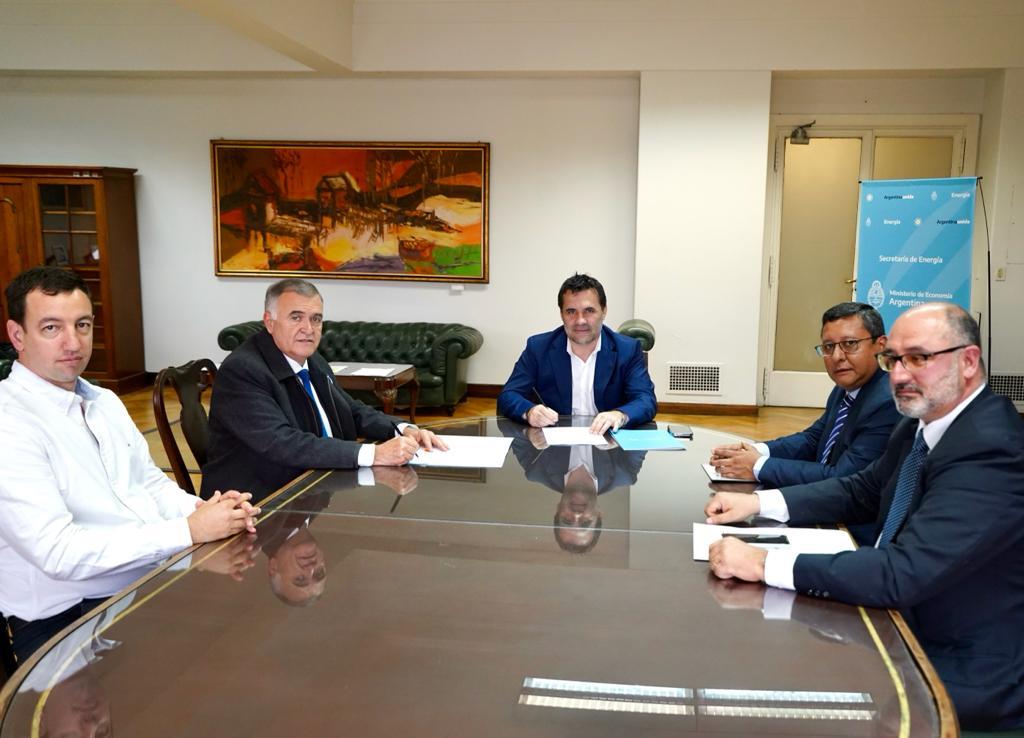 EN BUENOS AIRES. El gobernador Osvaldo Jaldo encabezó las gestiones ante el secretario de Energía, Darío Martínez. Foto de Prensa Gobernación