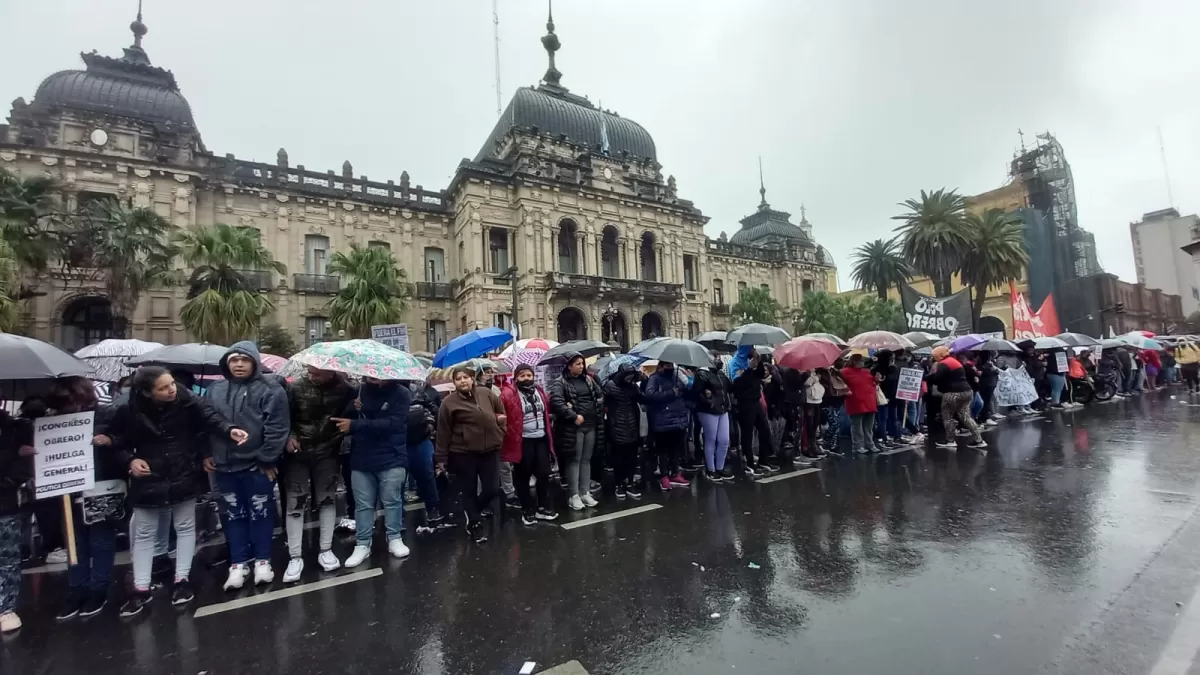 EN LA CASA DE GOBIERNO. Organizaciones sociales protestaron en Tucumán, en el marco de las marchas de Unidad Piquetera. Foto de LA GACETA / Analía Jaramillo