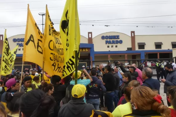 Concepción: simpatizantes de Castells exigieron mercadería en un supermercado