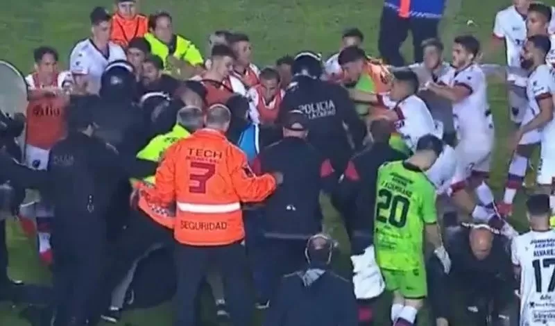 DESCONTROLADOS. Los futbolistas de Patronato cargaron contra el árbitro Jorge Baliño y contra los efectivos policiales. 