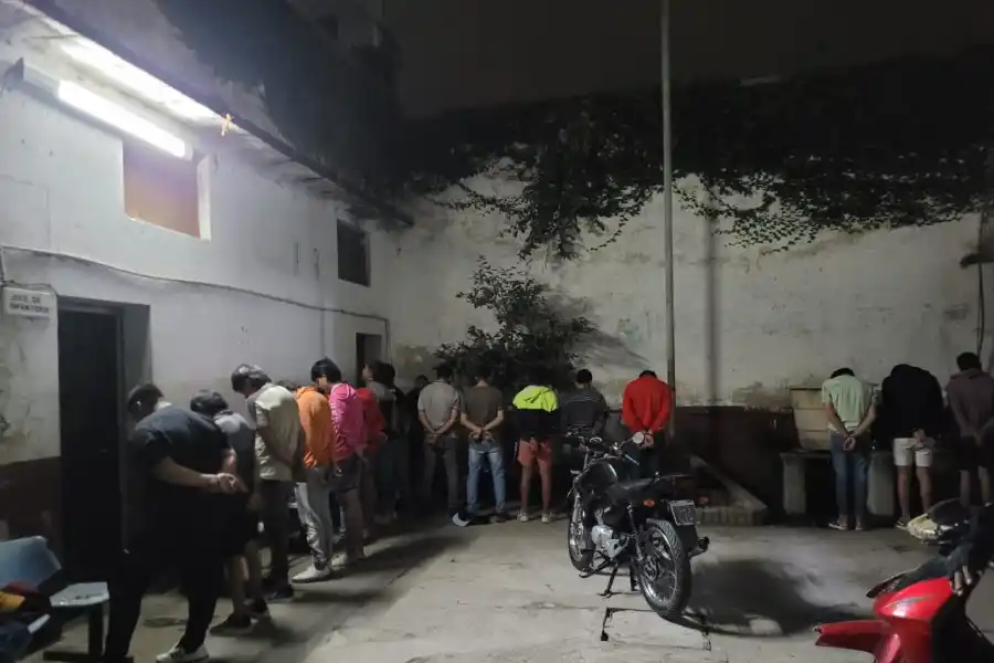 LAS PERSONAS DEMORADAS. Los sospechosos fueron puestos a disposición de la Justicia. Foto: Gentileza Policía de Tucumán