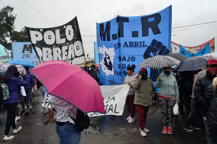 PROTESTA. Organizaciones sociales marchan este jueves en Tucumán. Foto de LA GACETA / Analía Jaramillo