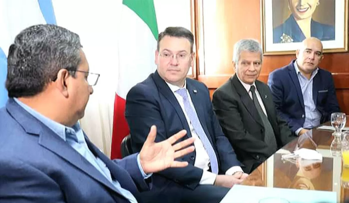 ENCUENTRO. Darío Monteros (primero desde la izquierda de la foto) conversa con el vicecónsul de Italia, Sergio Ricciuti, junto a Rodolfo Di Pinto.
