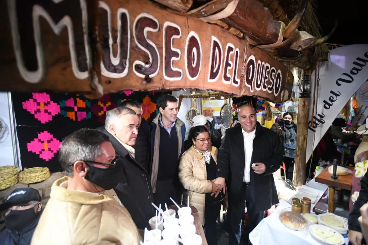 AUTORIDADES. Jaldo, Manzur y De Pedro recorren la Expo del Interior. Foto de Prensa Gobernación