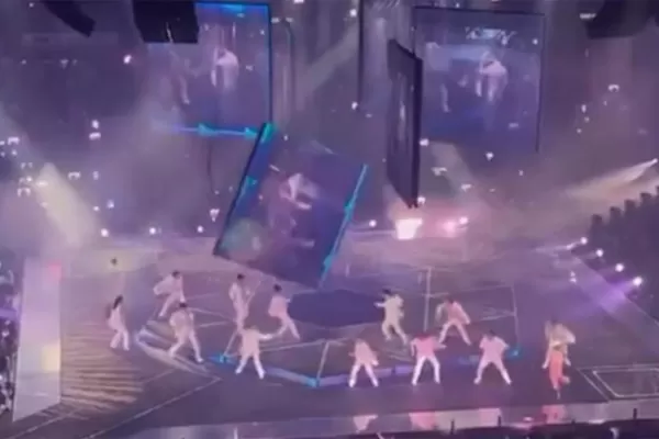 Video: un bailarín está grave al desplomarse la pantalla gigante en un concierto de Mirror en Hong Kong