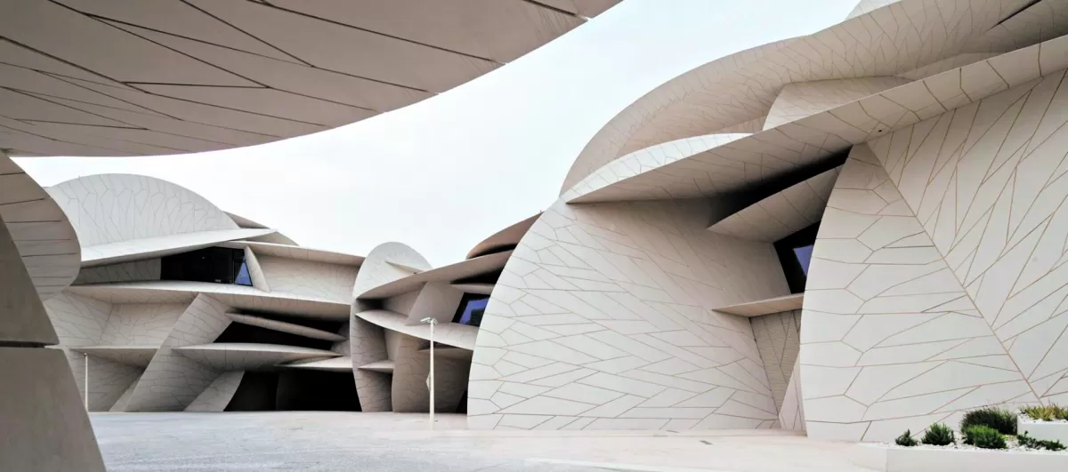 SUSURROS DEL DESIERTO. Se perciben en el Museo Nacional de Qatar.