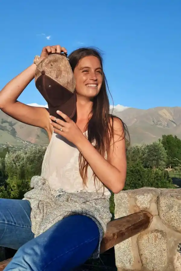 Con un aguinaldo creó gorras de cuero que ya saltaron de Tucumán a Recoleta