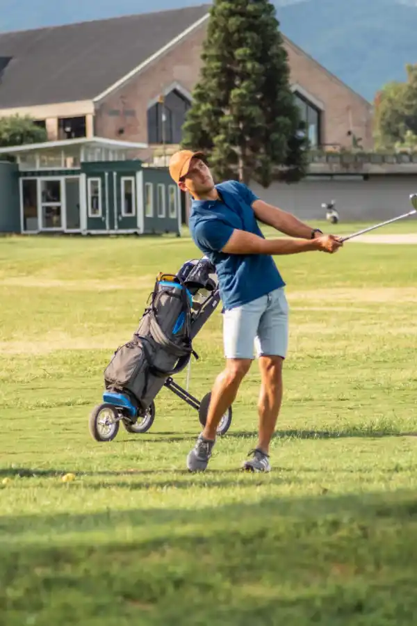 Con un aguinaldo creó gorras de cuero que ya saltaron de Tucumán a Recoleta