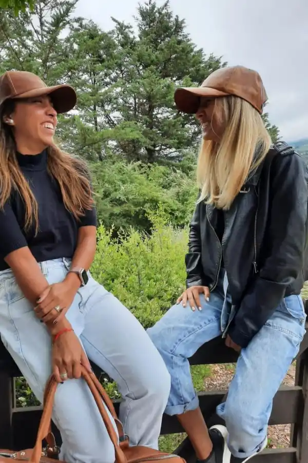 Con un aguinaldo creó gorras de cuero que ya saltaron de Tucumán a Recoleta