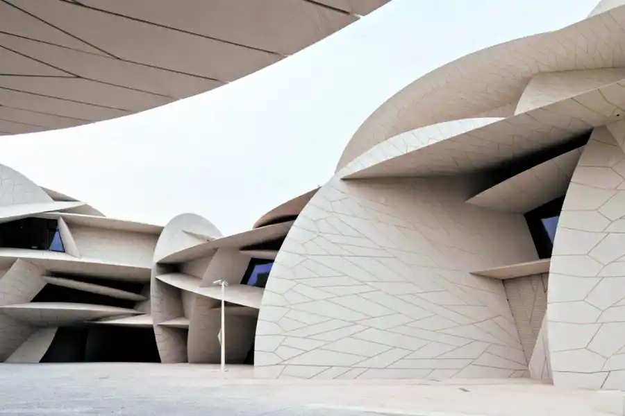 SUSURROS DEL DESIERTO. Se perciben en el Museo Nacional de Qatar.