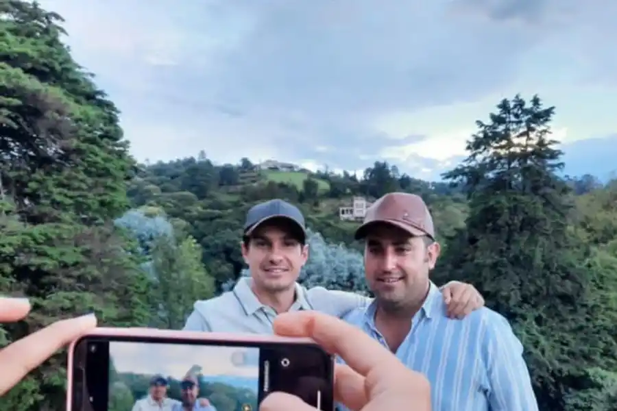 Con un aguinaldo creó gorras de cuero que ya saltaron de Tucumán a Recoleta