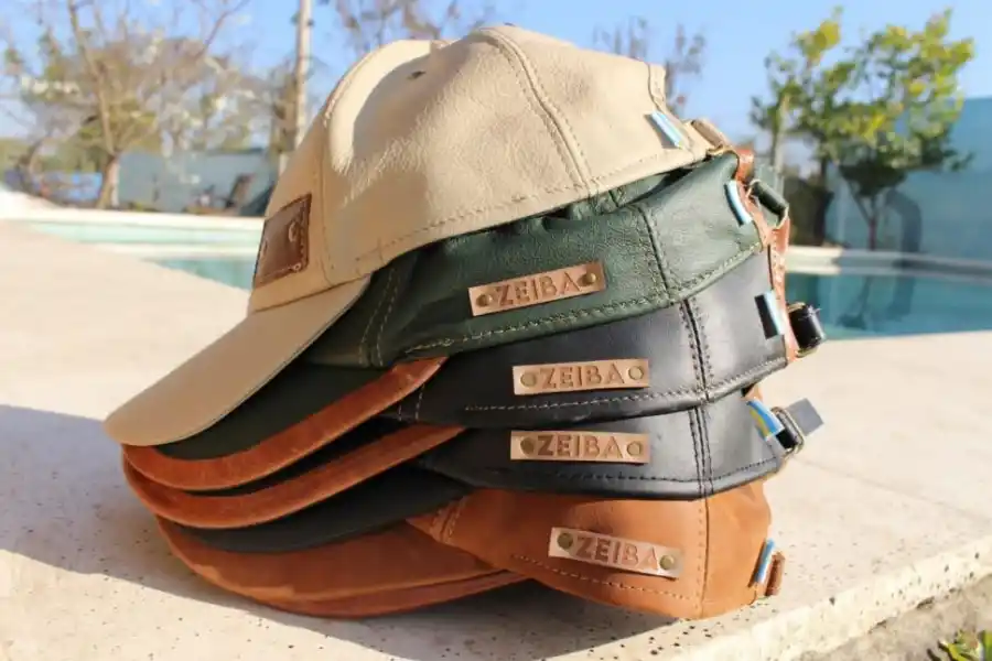 Con un aguinaldo creó gorras de cuero que ya saltaron de Tucumán a Recoleta