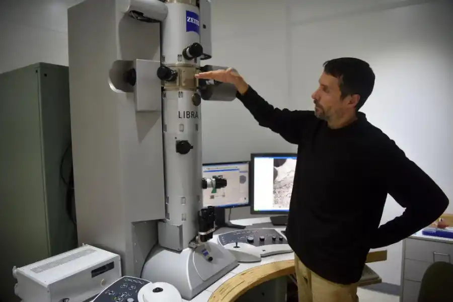 GUÍA PRÁCTICA. Manuel Siñeriz explica cómo funciona el equipo. 