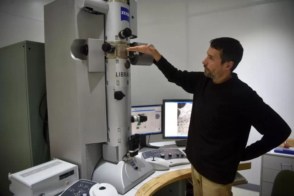 GUÍA PRÁCTICA. Manuel Siñeriz explica cómo funciona el equipo. 